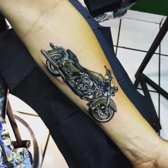 Motocicleta tatuaje realizado por Raphael Rios