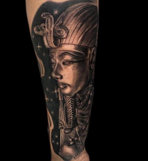 Ramses II tatuaje realizado por Angel Ruiz (Hard Core)