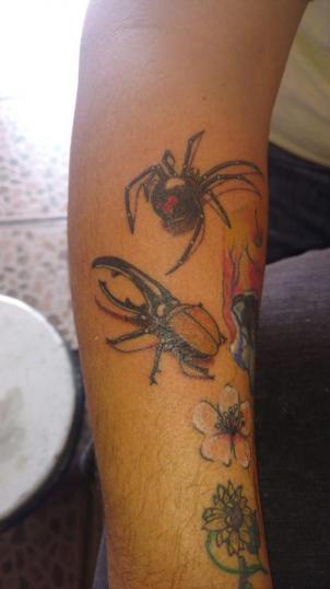 Escarabajo & Viuda Negra tatuaje realizado por El Dragón Tattoo Studio