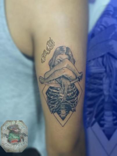 Mujer esqueleto tatuaje realizado por Cristhian Ruiz