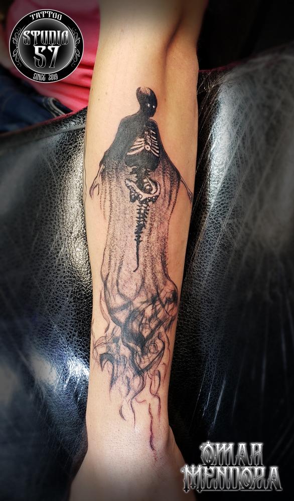 Dementor tatuaje realizado por Omar Mendoza 