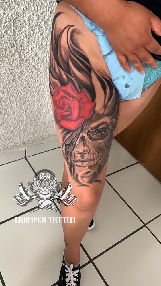 Cara mitad calavera con rosa tatuaje realizado por Champer tattoo Querétaro 