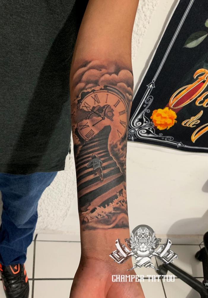 Niño sobre escalera tatuaje realizado por Champer tattoo Querétaro 