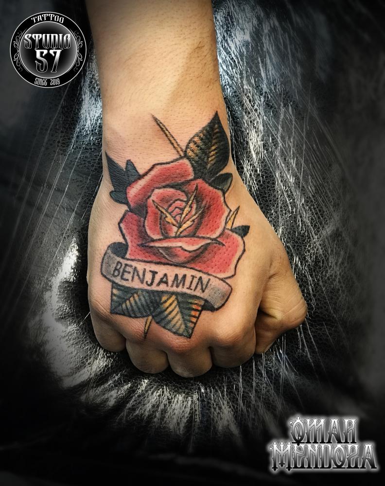 Rosa  tatuaje realizado por Omar Mendoza 