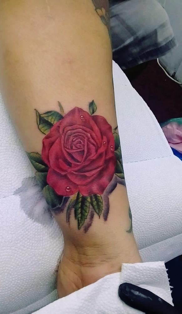 Rosa tatuaje realizado por Jocker Ink Tattoo