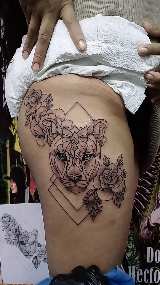 Felino con Flores tatuaje realizado por Jocker Ink Tattoo