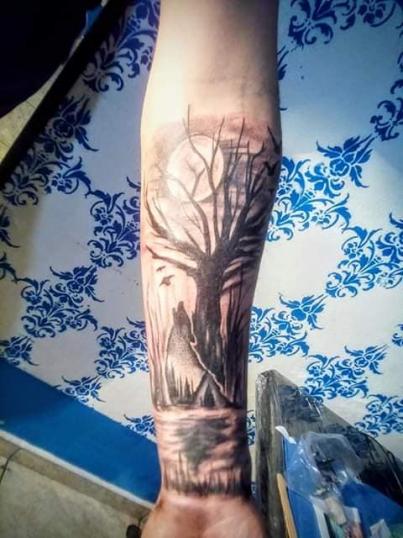 Bosque con lobo tatuaje realizado por Rak Martinez
