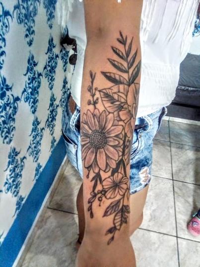 Flores tatuaje realizado por Rak Martinez