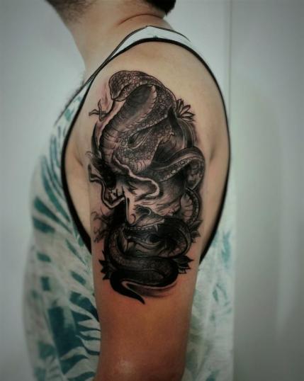 Demonio chino con Serpiente en Black And Grey  tatuaje realizado por Doble V Tattoos