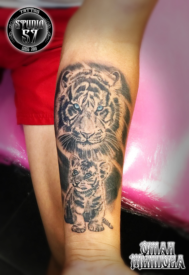 Tigre y cachorro  tatuaje realizado por Omar Mendoza 