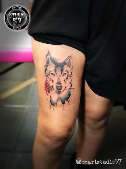 Lobo y rosa  tatuaje realizado por Omar Mendoza 