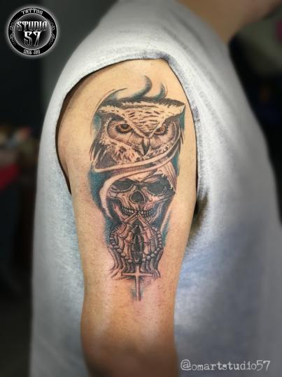 Búho y santita  tatuaje realizado por Omar Mendoza 