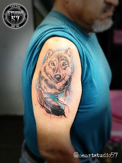 Lobo y Atrapa sueños  tatuaje realizado por Omar Mendoza 
