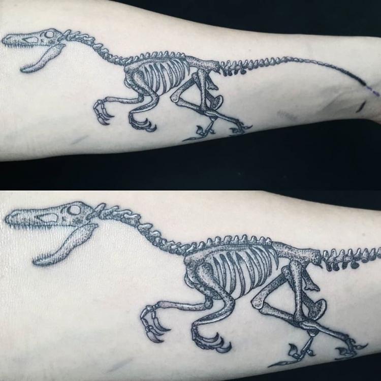 Velociraptor Blackwork tatuaje realizado por Rikardo romo