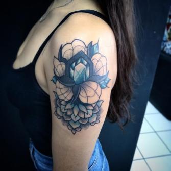 Flor Geometrica tatuaje realizado por Rikardo romo