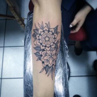 Flores Mandala tatuaje realizado por Rikardo romo