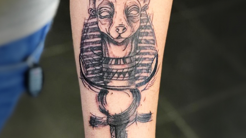 Tatuaje del artista Mexicano Omar Mendoza , Anubis | Tatuajes y más