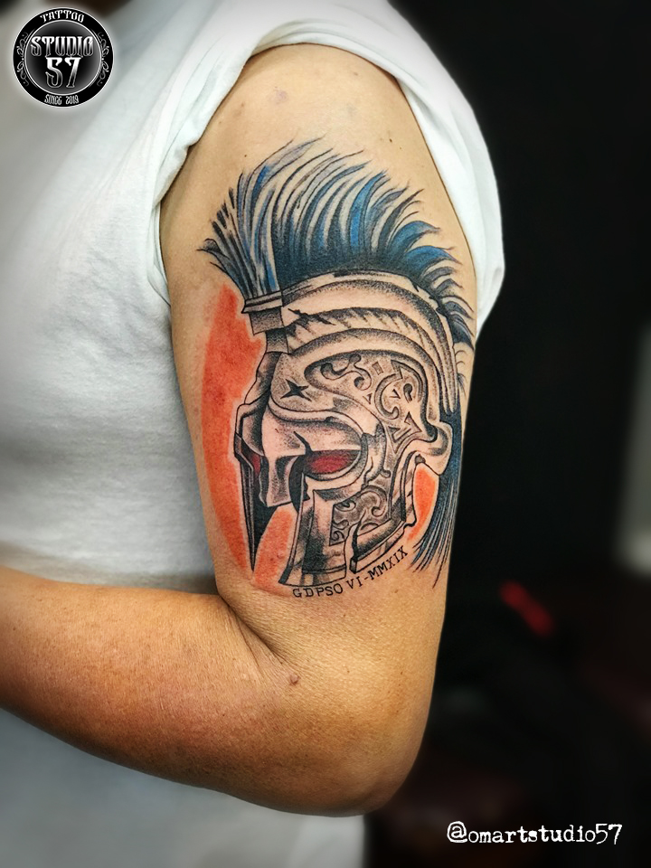 casco espartano  tatuaje realizado por Omar Mendoza 