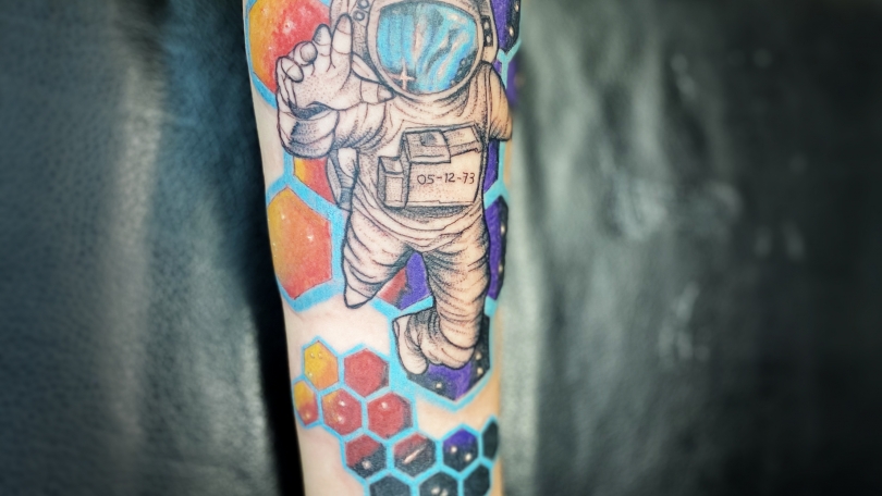 Tatuaje del artista Mexicano Omar Mendoza , Astronauta | Tatuajes y más