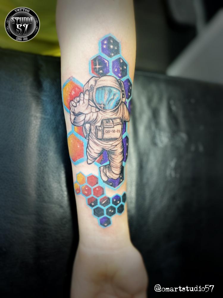 Astronauta  tatuaje realizado por Omar Mendoza 