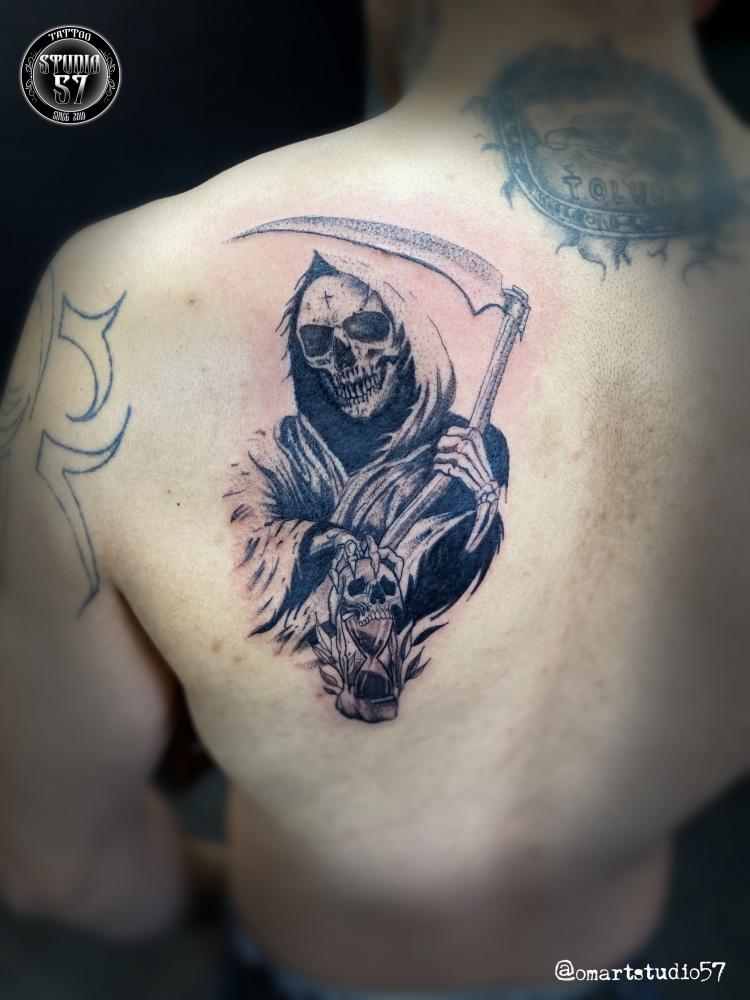 Sta. Muerte tatuaje realizado por Omar Mendoza 