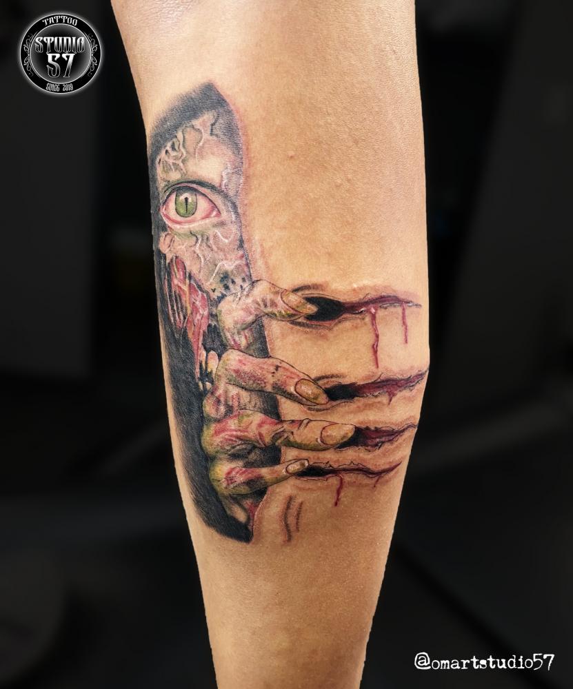 Resident Evil 4  tatuaje realizado por Omar Mendoza 