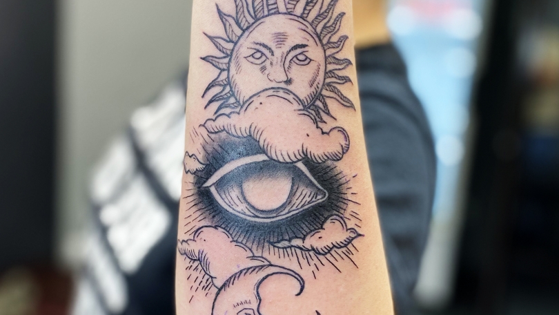 Tatuaje del artista Mexicano Omar Mendoza , sol y luna | Tatuajes y más