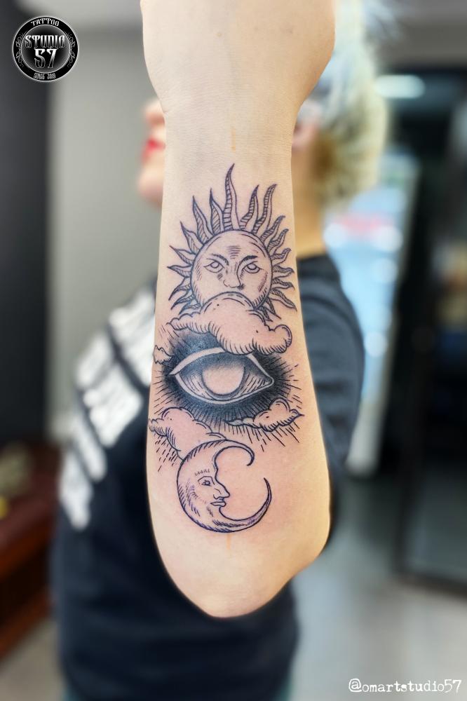sol y luna  tatuaje realizado por Omar Mendoza 