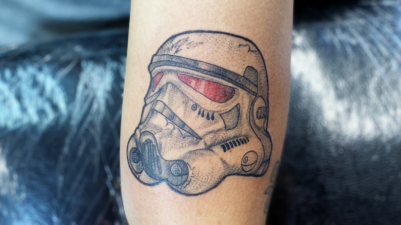 Tatuaje del artista Mexicano Omar Mendoza , Stormtrooper | Tatuajes y más
