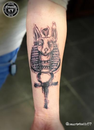 Anubis tatuaje realizado por Omar Mendoza 
