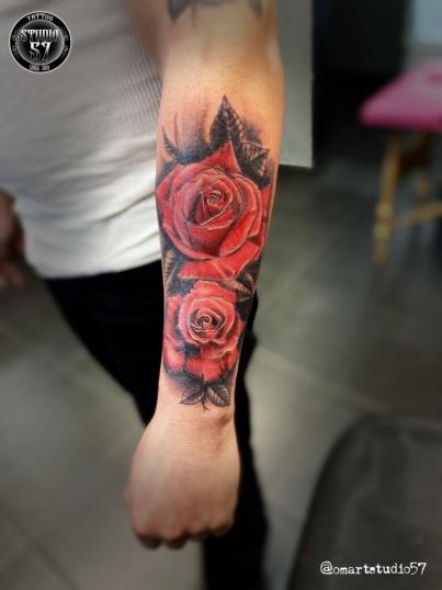 Rosas  tatuaje realizado por Omar Mendoza 