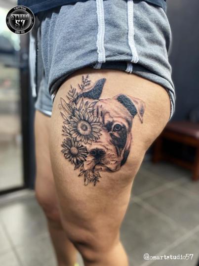 Pit bull  tatuaje realizado por Omar Mendoza 