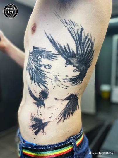 cuervos  tatuaje realizado por Omar Mendoza 