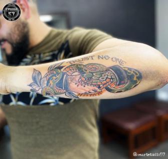Trust no one tatuaje realizado por Omar Mendoza 