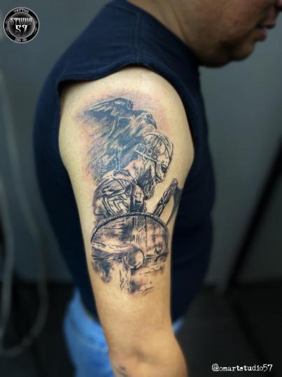 Vikingo tatuaje realizado por Omar Mendoza 