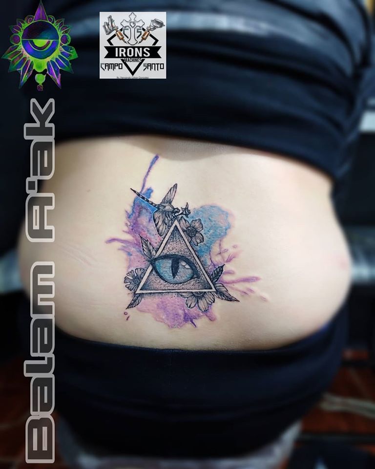 Ojo y triangulo Illuminati tatuaje realizado por Alan Mendez