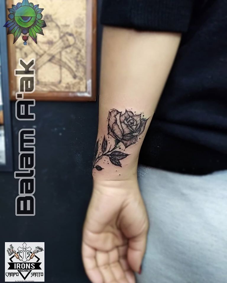 Rosa blackworck tatuaje realizado por Alan Mendez