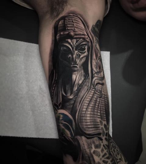 Alien black and grey tatuaje realizado por Chino Guzman Herrera
