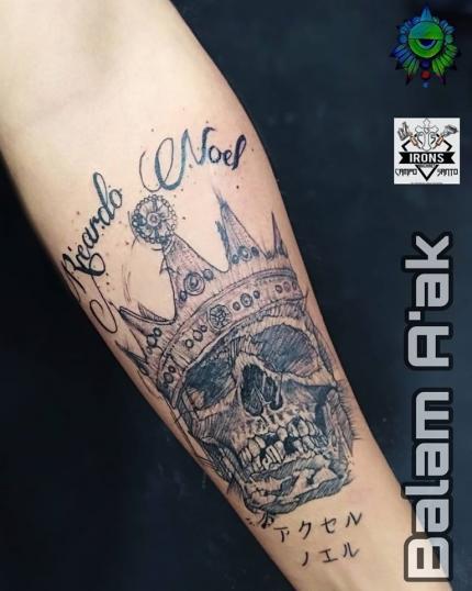 Cráneo y coron blackwork tatuaje realizado por Alan Mendez