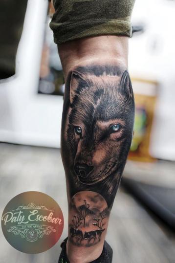 Lobo y luna black and grey tatuaje realizado por Paty Escobar