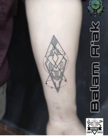 Geometría en el brazo tatuaje realizado por Alan Mendez