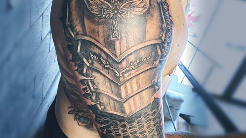 Tatuaje del artista Mexicano Omar Mendoza , Armadura | Tatuajes y más
