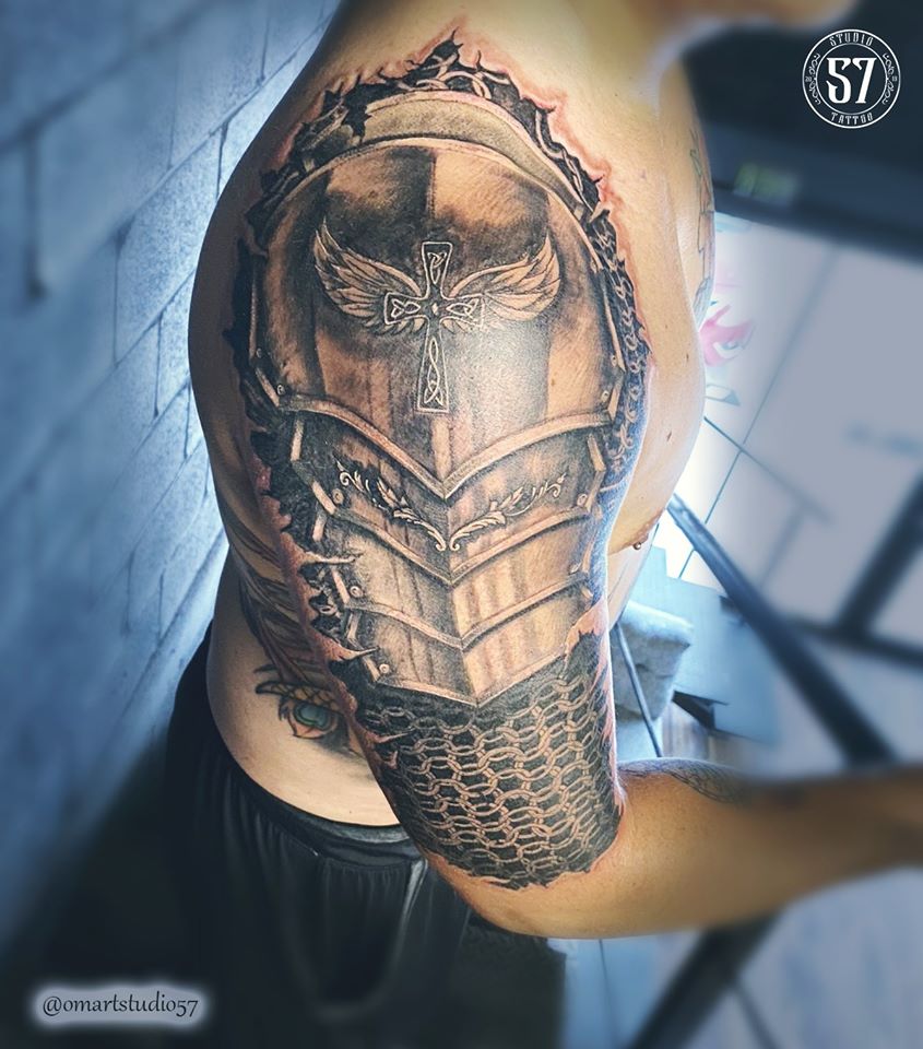 Armadura tatuaje realizado por Omar Mendoza 