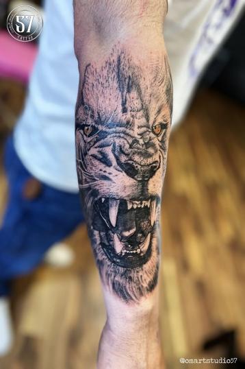 León rugiendo tatuaje realizado por Omar Mendoza 