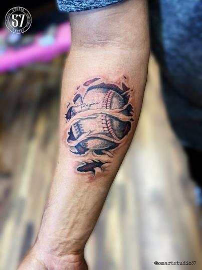 Base Ball tatuaje realizado por Omar Mendoza 