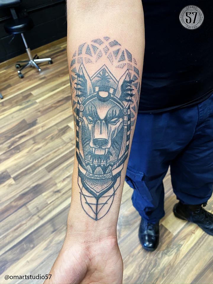 Annubis  tatuaje realizado por Omar Mendoza 