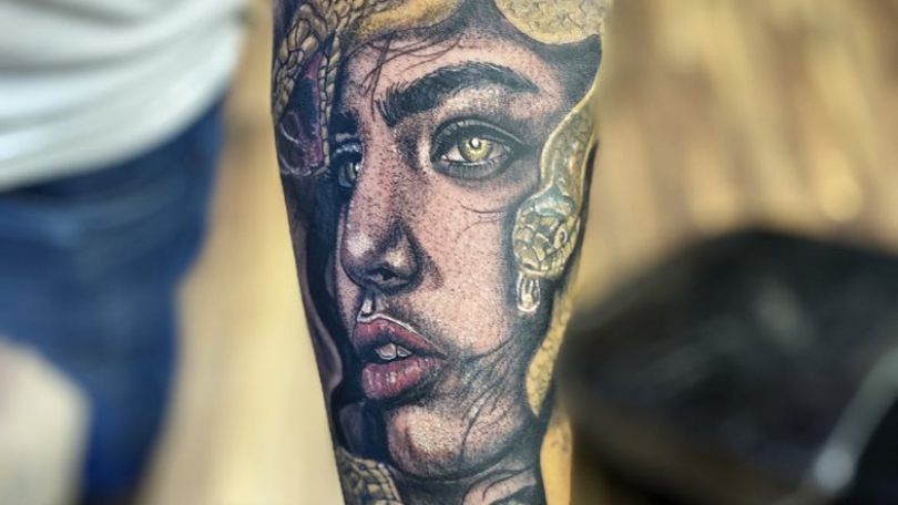 Tatuaje del artista Mexicano Omar Mendoza , Medusa | Tatuajes y más