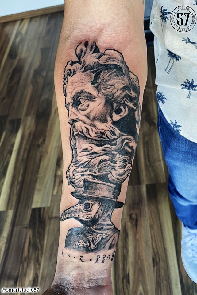 Zeus y Dr Plaga tatuaje realizado por Omar Mendoza 