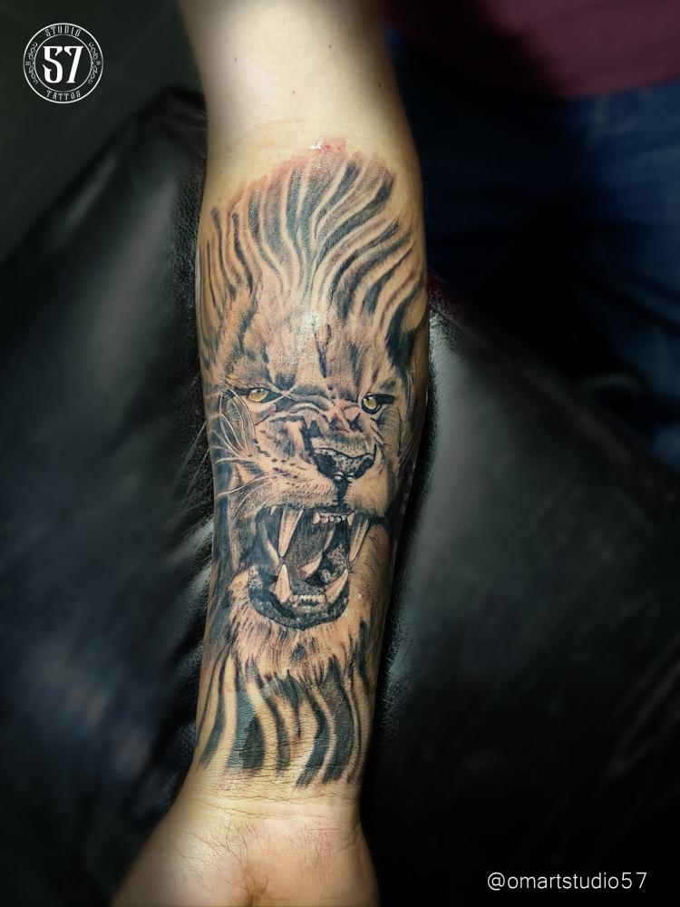 León  tatuaje realizado por Omar Mendoza 
