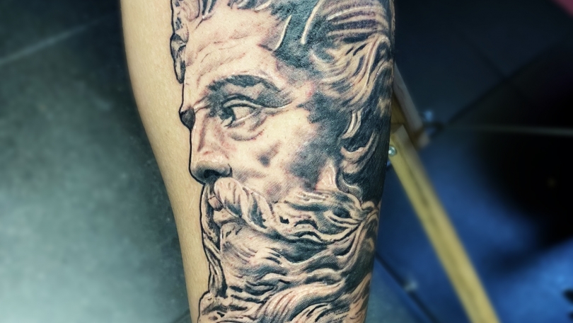 Tatuaje del artista Mexicano Omar Mendoza , Zeus | Tatuajes y más